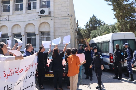 غطاء "العطوة" وقوانين مجمّدة: كيف يفشل نظام التحويل الوطني في حماية نساء فلسطين من القتل؟